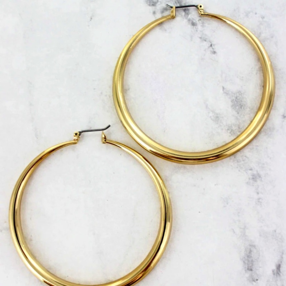 GOLDTONE HOLLOW HOOP EARRINGS, 2.5